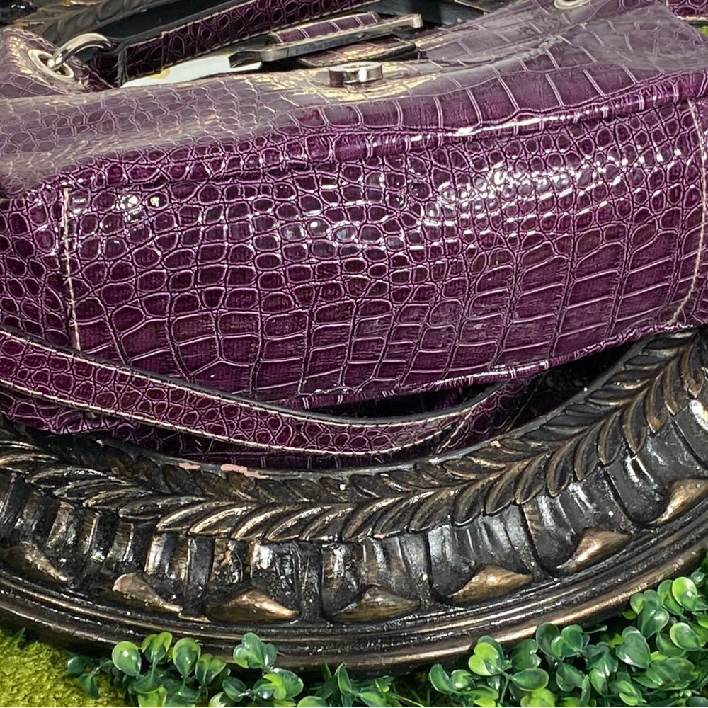Elegant Crocodile-Embossed Shoulder Bag in Rich Purple - Picture 7 of 10